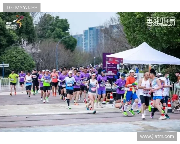 南京城市马拉松精彩点评街舞队默契配合展现活力与激情