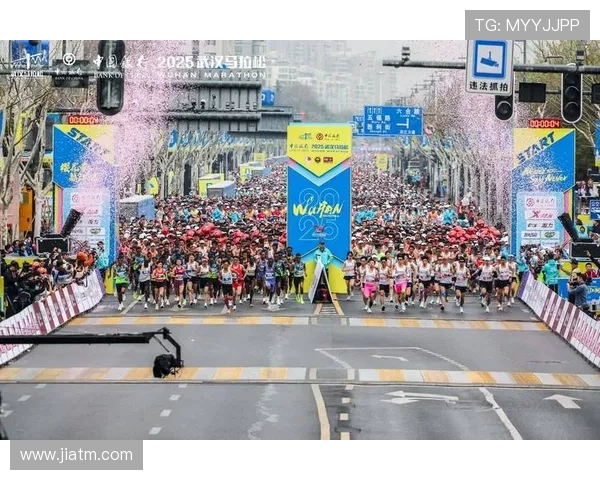 武汉城市马拉松街舞队精彩配合展现团队精神与活力 武汉城市马拉松街舞队精彩配合展现团队精神与活力