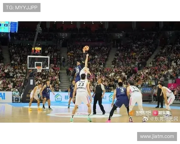 广东东莞男篮迎战深圳队全力争胜展现篮球激情与团队精神